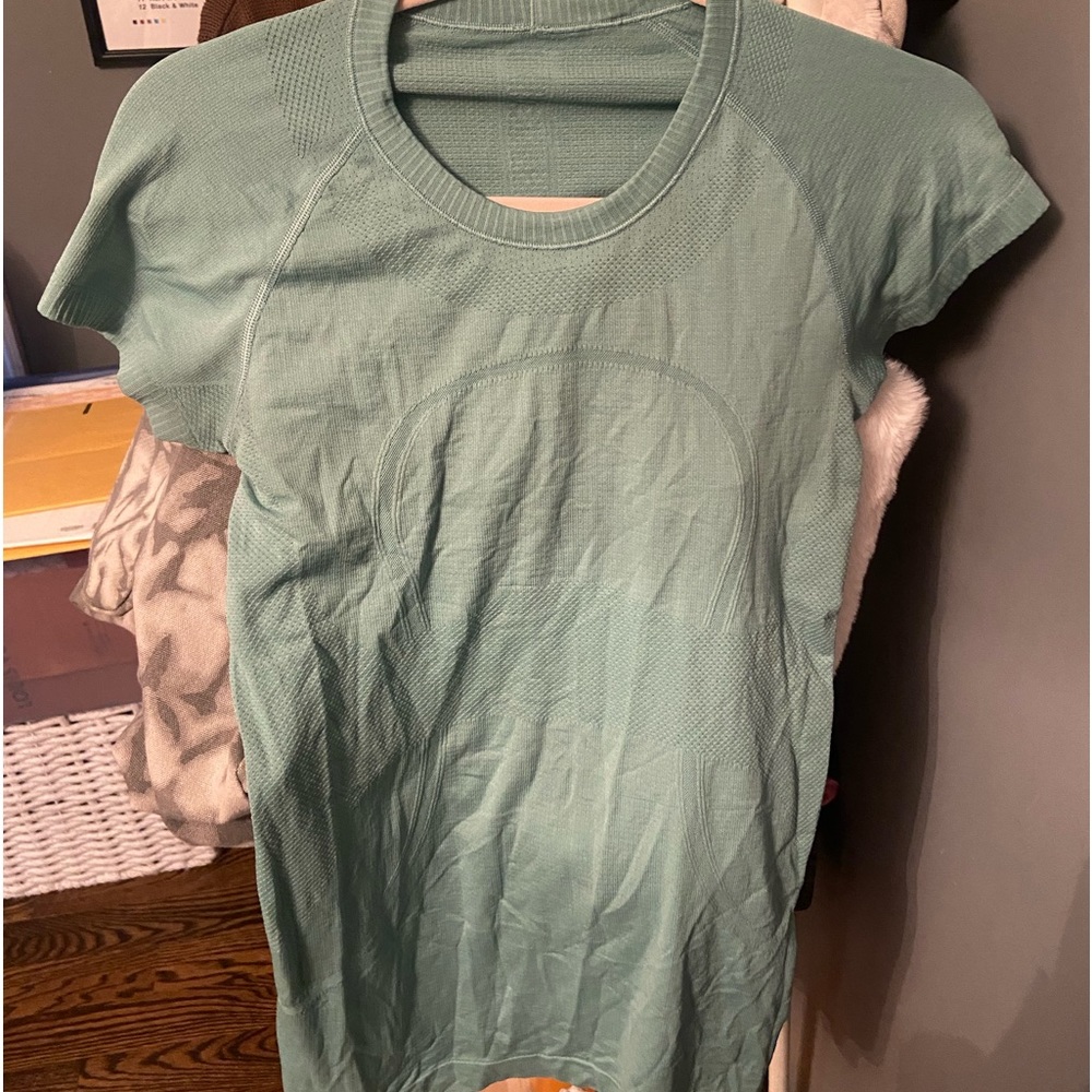 Size 6 lulu lemon top